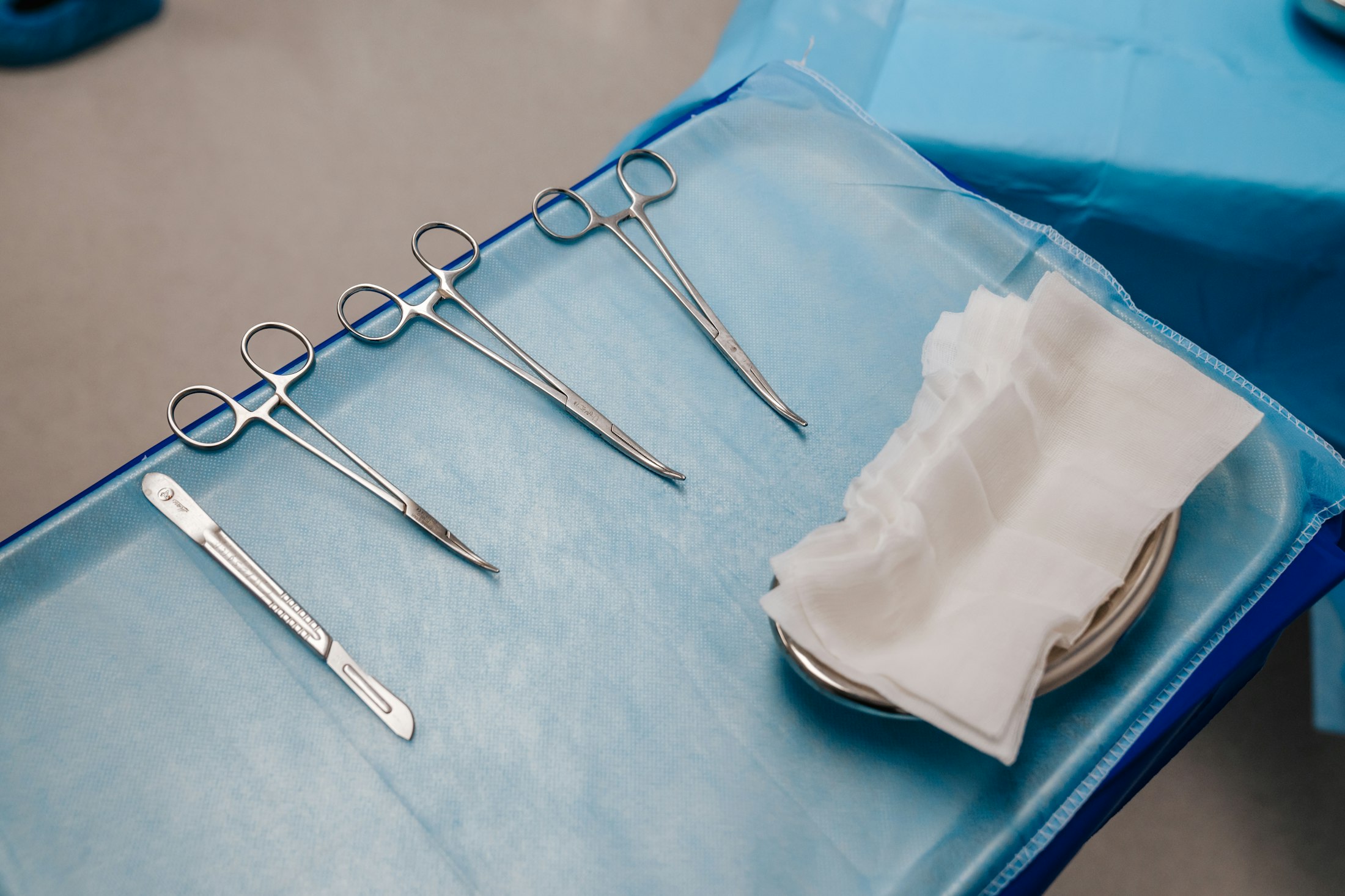 Chirurgische Instrumente auf einem sterilen Tray